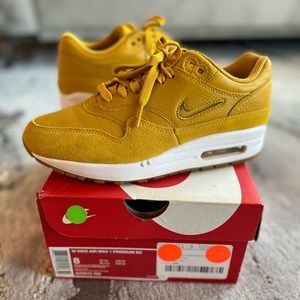 WMNS AIR MAX 1 PREMIUM SC JEWEL MINERAL YELLOW